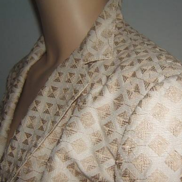 ARMANI COLLEZIONI size 2 beige cream silk blazer excellent condition. Like new. - Picture 1 of 11